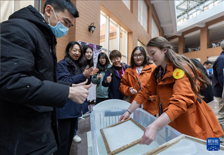 1月29日，在復(fù)旦大學，美國馬斯卡廷中學學生親身體驗古法制作紙張。 新華社記者 王翔 攝