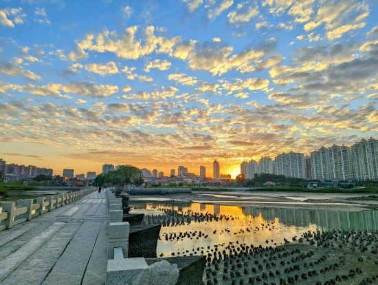 夕陽(yáng)余暉下的洛陽(yáng)橋（局部）。受訪者供圖