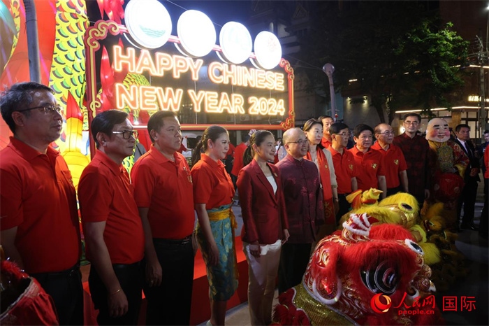 中泰嘉賓在曼谷唐人街耀華力路合影。 人民網(wǎng)記者 張矜若攝