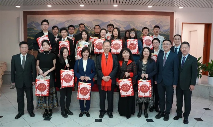 中國駐瑞典大使館崔愛民與留學(xué)生代表和華校負責(zé)人合影。 中國駐瑞典大使館供圖