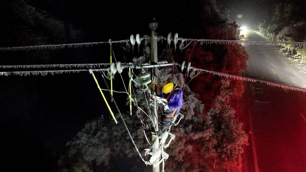 2月5日，電力工人在對供電線路進行搶修。新華社發(fā)