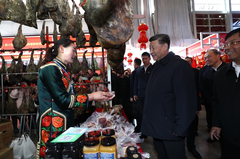 2020年1月19日至21日，中共中央總書記、國(guó)家主席、中央軍委主席習(xí)近平來到云南，看望慰問各族干部群眾，向全國(guó)人民致以新春祝福。這是20日下午，習(xí)近平在昆明新春購(gòu)物博覽會(huì)年貨街，了解春節(jié)前市場(chǎng)供應(yīng)情況。新華社記者 鞠鵬 攝