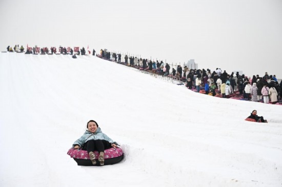 圖為1月18日，市民在內(nèi)蒙古賽馬場滑雪圈。新華社記者 貝赫 攝