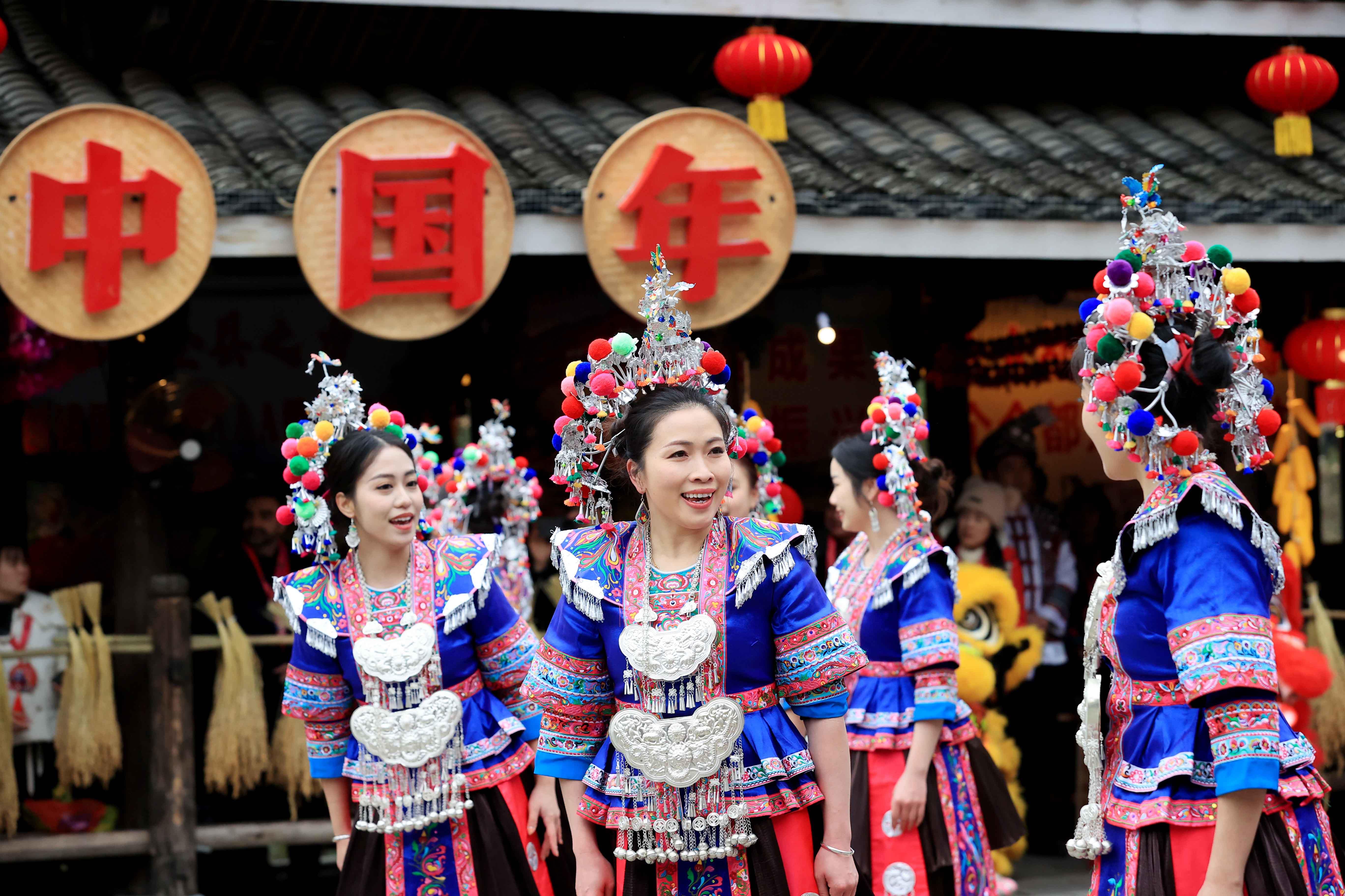 △2024年2月3日，在廣西柳州三江侗族自治縣林溪鎮(zhèn)程陽八寨景區(qū)，“村晚”紅紅火火進(jìn)行。