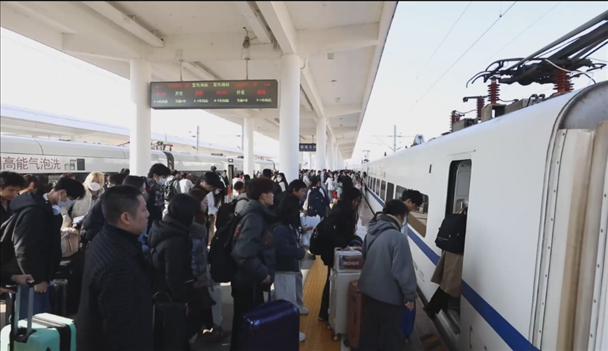 景德鎮(zhèn)北站的旅客陸續(xù)登上回家的列車。中國鐵路南昌局供圖