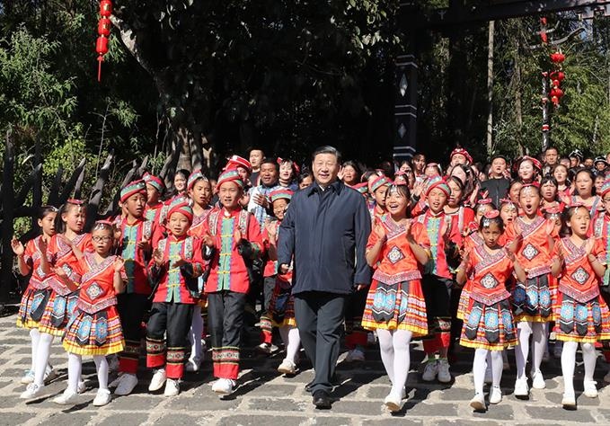 △2020年1月19日，習(xí)近平總書記來到云南騰沖市清水鄉(xiāng)三家村中寨司莫拉佤族村看望鄉(xiāng)親們。告別時(shí)，鄉(xiāng)親們唱著《阿佤人民唱新歌》，簇?fù)碇倳涀叱龃蹇冢杪曅β曉诖逭镁没厥帯? width=