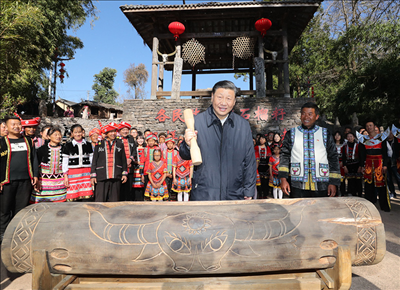 2020年1月19日下午，習(xí)近平總書記在騰沖市清水鄉(xiāng)三家村中寨司莫拉佤族村廣場(chǎng)上，敲響三聲佤族木鼓，祝福來(lái)年風(fēng)調(diào)雨順、國(guó)泰民安。新華社記者 鞠鵬 攝