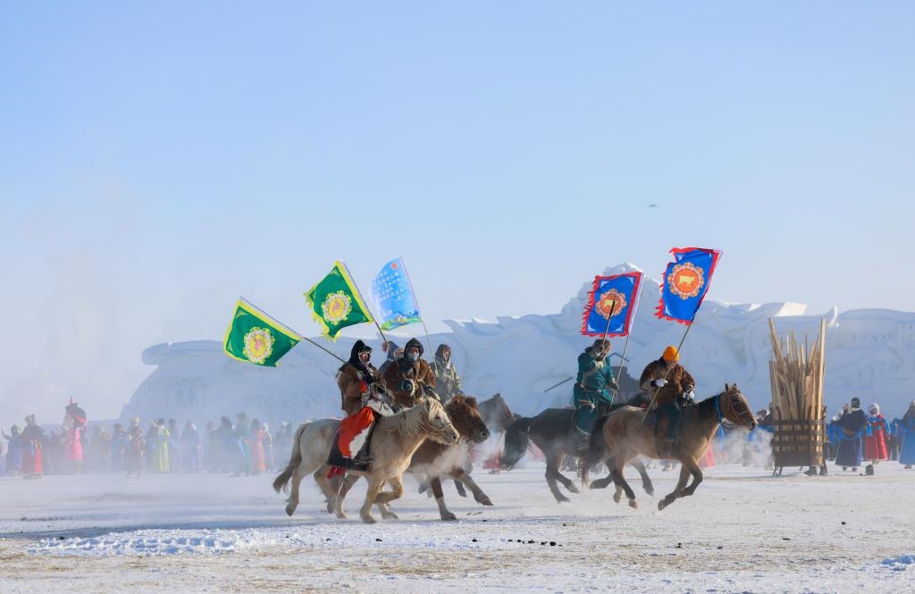 賽馬選手在內(nèi)蒙古自治區(qū)第二十屆冰雪那達(dá)慕開幕式上入場（2023年12月17日攝）。新華社記者 王楷焱 攝