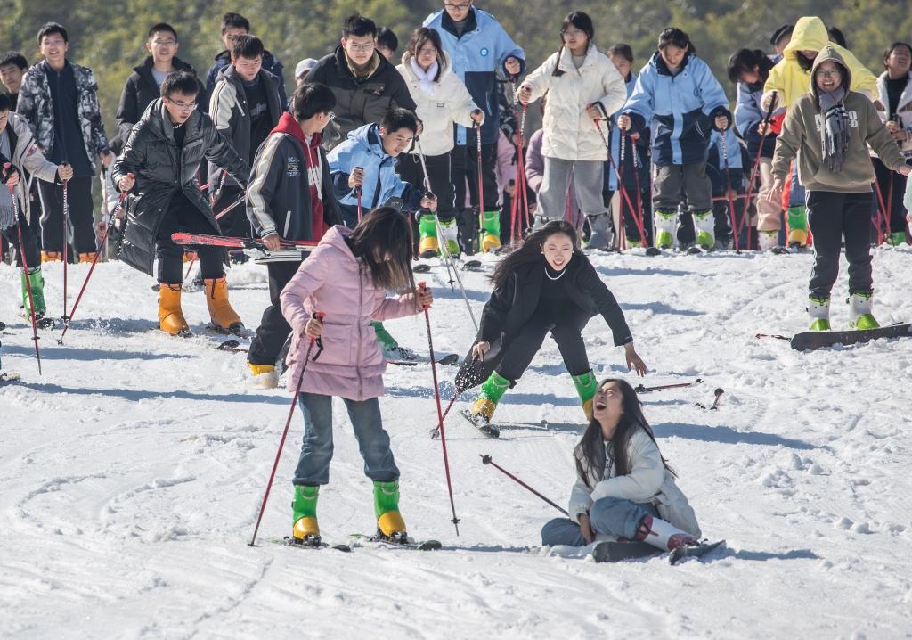 游客在重慶市南川區(qū)金佛山北坡滑雪場滑雪（2023年11月22日攝）。新華社發(fā)（瞿明斌攝）