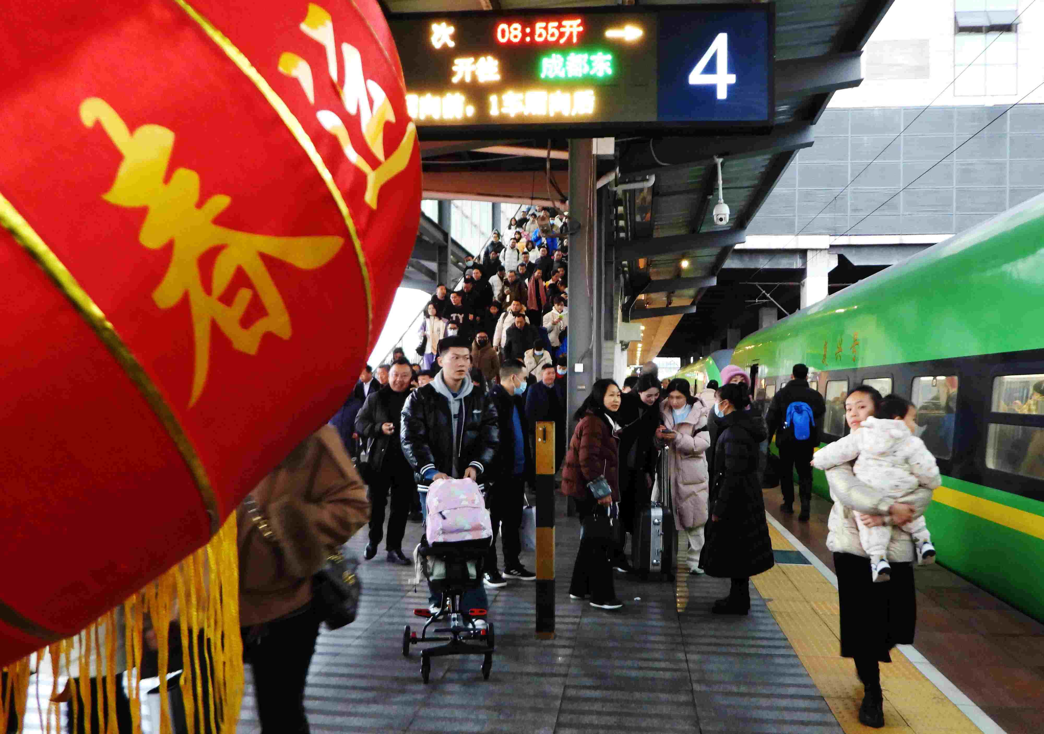 △ 2024年1月26日，四川省達(dá)州市車站，準(zhǔn)備乘坐“復(fù)興號(hào)”動(dòng)車組列車出行的旅客。