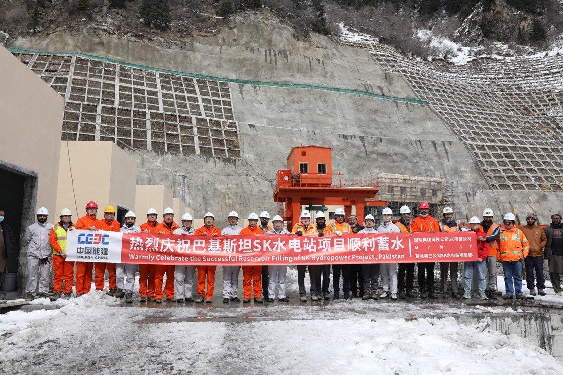 中巴建設(shè)者共同慶祝蘇吉吉納里水電站順利啟動(dòng)蓄水工作。中國(guó)能建葛洲壩集團(tuán)供圖