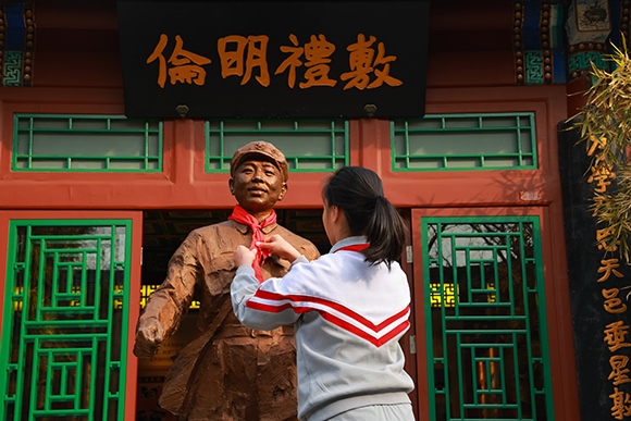 “追尋雷鋒足跡 弘揚志愿精神”學(xué)雷鋒主題教育活動。學(xué)校供圖