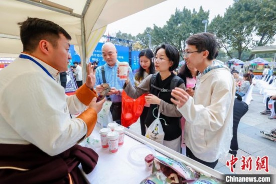 圖為廣州市民體驗(yàn)果洛特產(chǎn)。 果洛州文體旅游廣電局 供圖