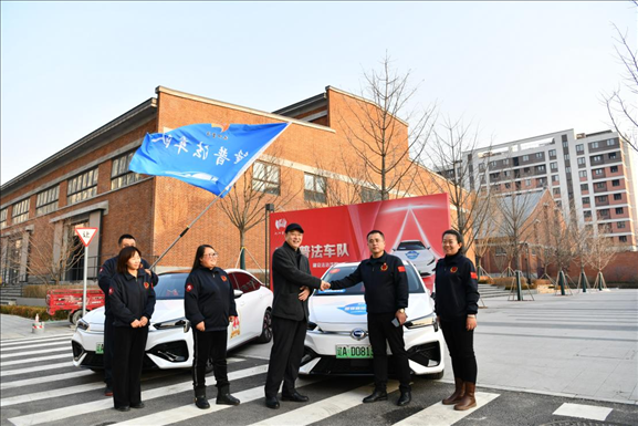 沈陽“憲法宣傳周”啟動(dòng)儀式上雷鋒車隊(duì)照片。遼寧省司法廳供圖