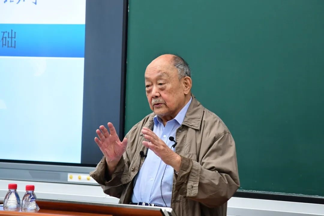 91歲的楊士莪院士“一站到底”為學(xué)生授課。哈爾濱工程大學(xué)供圖