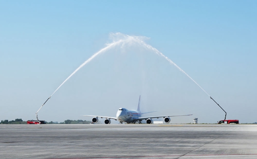 2023年6月14日，盧森堡國(guó)際貨運(yùn)航空公司的B747－8F全貨機(jī)抵達(dá)鄭州。鄭州—盧森堡“空中絲綢之路”貨運(yùn)量累計(jì)突破100萬噸。