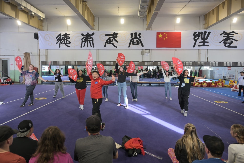 3月19日，美國華盛頓州中學(xué)生代表團(tuán)的成員在首都體育學(xué)院體驗功夫扇。新華社記者 李鑫 攝