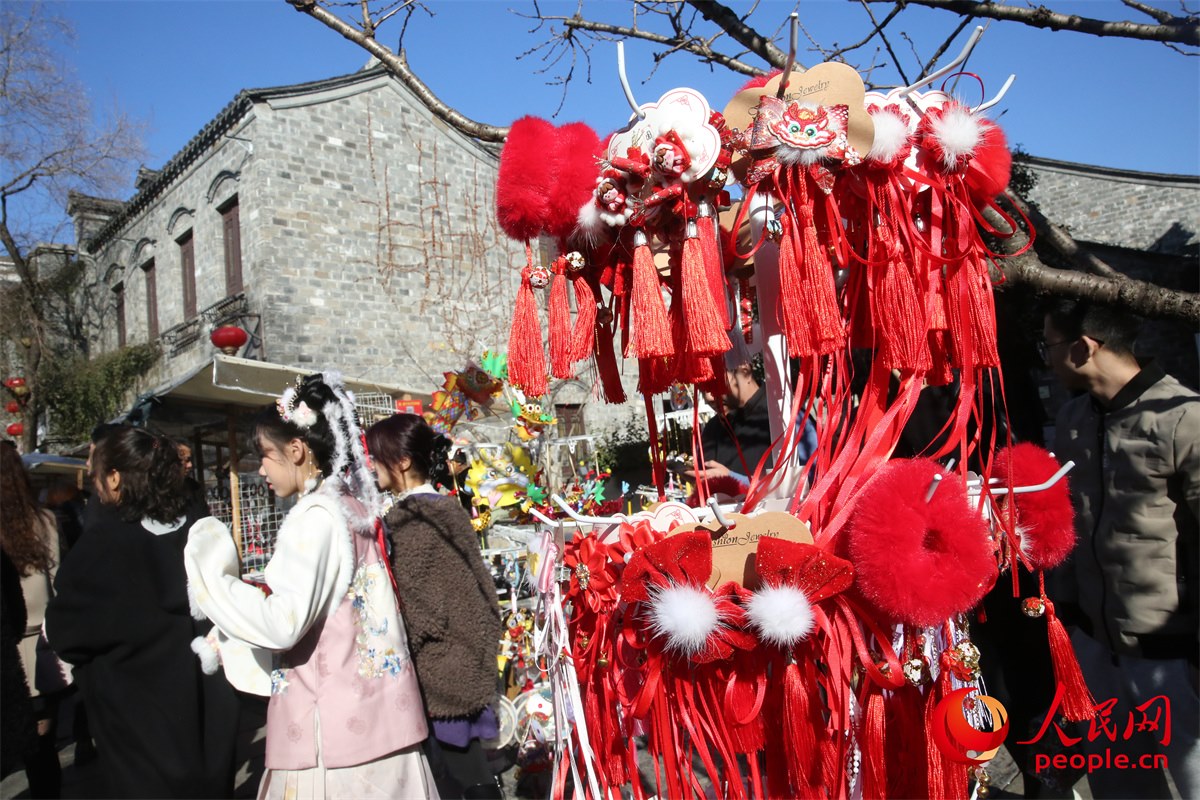 游客身著傳統(tǒng)服飾游南京老門東歷史文化街區(qū)。人民網(wǎng)記者 劉微攝