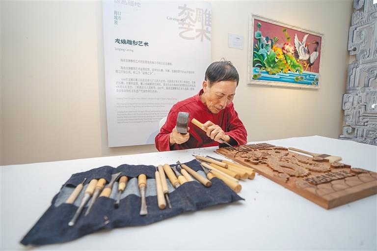 △2024年3月25日，在博鰲東嶼島文化公園海口城市展現(xiàn)場(chǎng)，非遺傳承人展演龍?zhí)恋窨趟囆g(shù)。