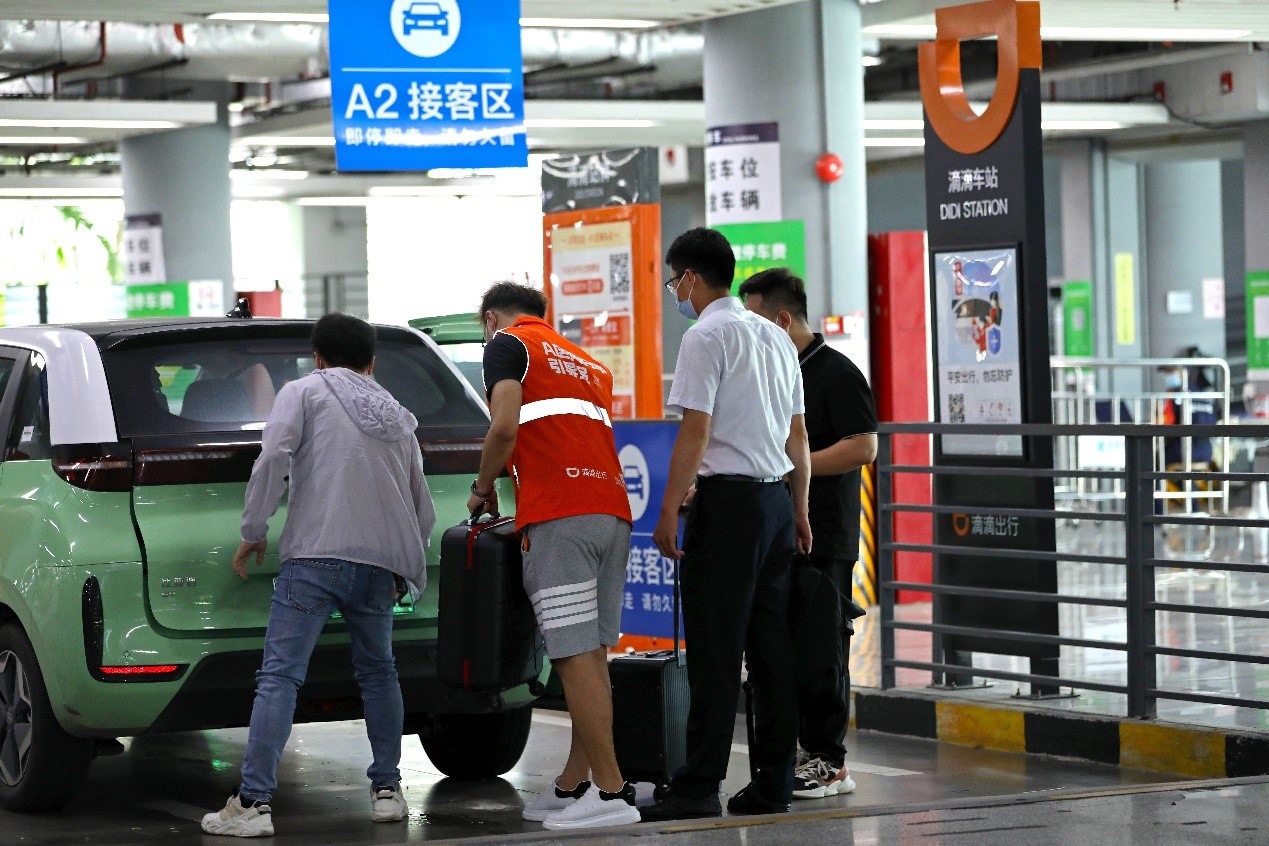 司機(jī)師傅在滴滴車站接乘客上車。（受訪者供圖）