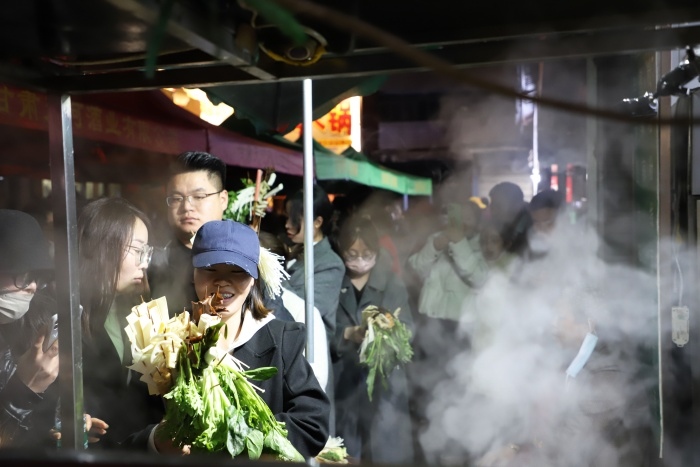 天水麻辣燙爆火，游客正在排隊(duì)。圖片來(lái)源：天水市融媒體中心