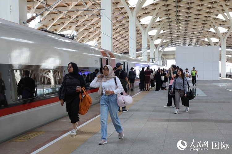 在雅萬高鐵雅加達哈利姆站站臺，乘客準備登上動車組列車。人民網(wǎng)記者 曹師韻攝