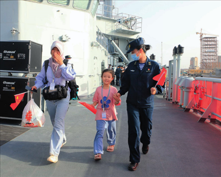 海軍軍艦赴蘇丹緊急撤離我在蘇丹人員。圖為海軍官兵帶領(lǐng)同胞登艦（2023年4月26日攝）。丁家興攝