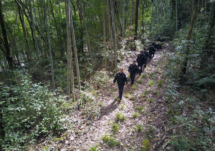 △2022年1月19日，武夷山國(guó)家公園護(hù)林員在巡山。