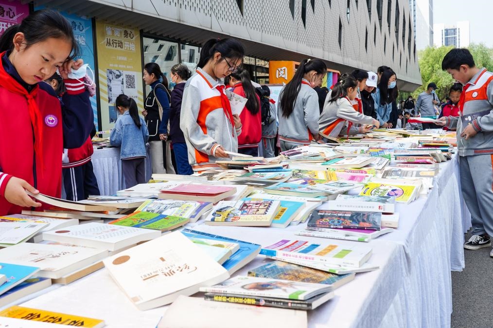 4月20日，山東省濟(jì)南市第十四屆“書香泉城”全民閱讀節(jié)在濟(jì)南市圖書館啟動(dòng)，小學(xué)生在閱讀節(jié)上參與換書活動(dòng)。新華社記者 朱崢 攝