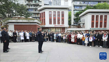 4月22日至24日，中共中央總書記、國家主席、中央軍委主席習(xí)近平在重慶考察。這是22日下午，習(xí)近平在九龍坡區(qū)謝家灣街道民主村社區(qū)考察時(shí)，同社區(qū)居民親切交流。新華社記者 鞠鵬 攝