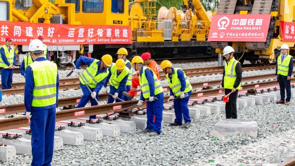 △2024年4月25日，在塞爾維亞北部城市巴奇卡托波拉，匈塞鐵路項(xiàng)目施工人員進(jìn)行匈塞鐵路軌道合龍工作。