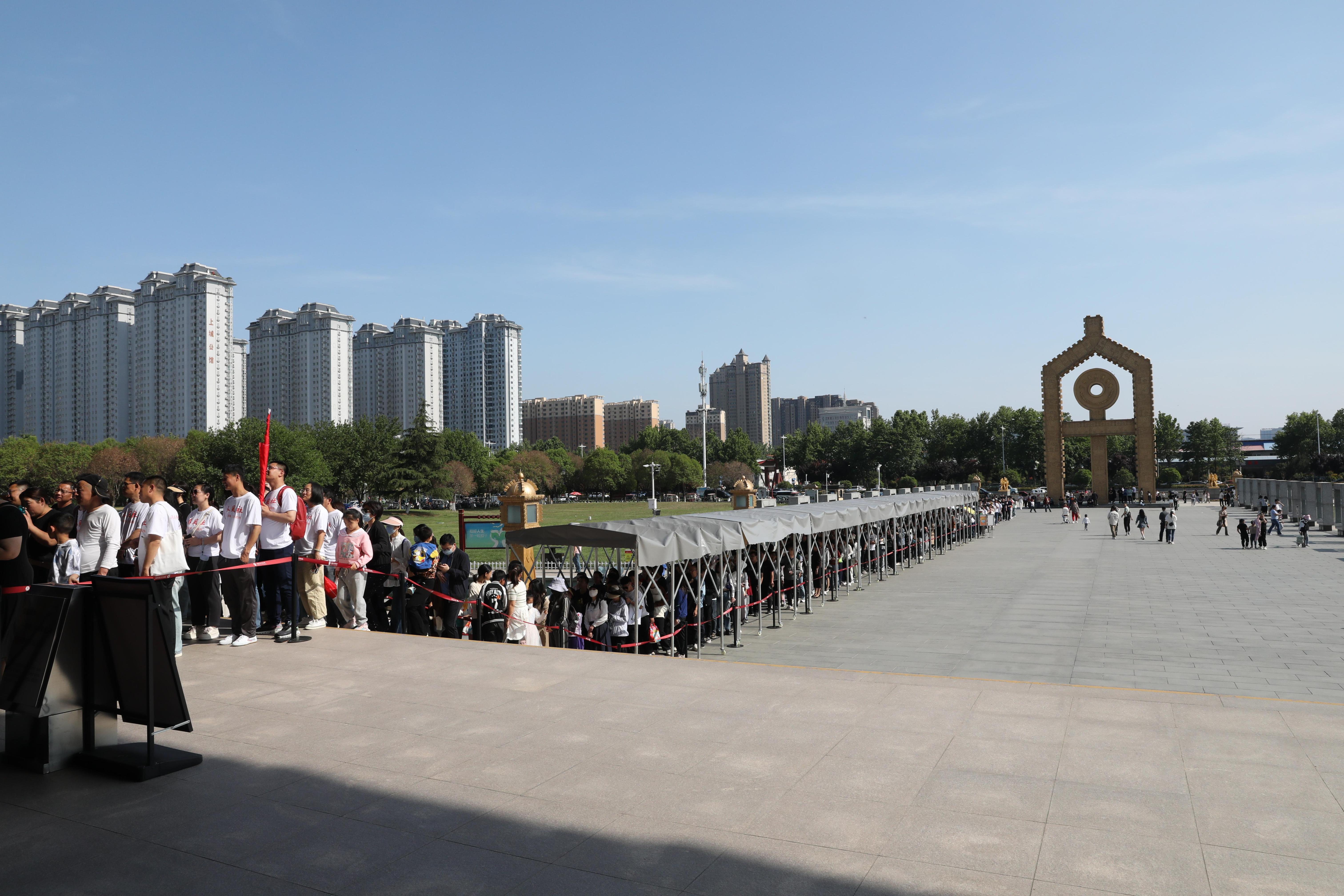 “五一”期間，中國文字博物館外游客有序排隊(duì)。中國文字博物館供圖