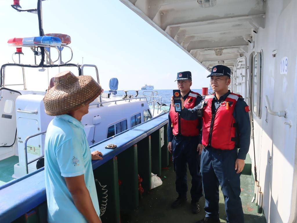 圖為5月12日海警執(zhí)法員登臨檢查漁船。（中國海警局南海分局供圖）