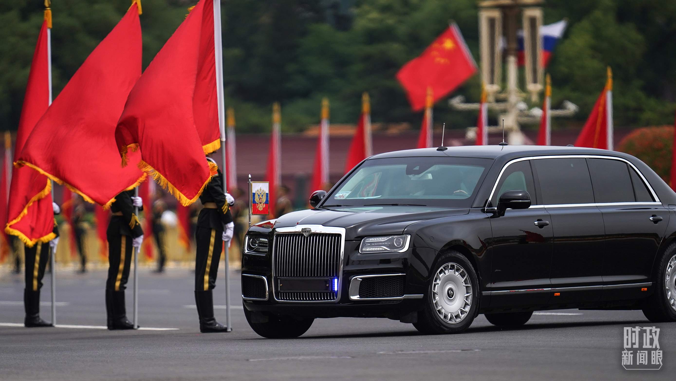 △普京總統(tǒng)乘車抵達歡迎儀式現(xiàn)場。（總臺國廣記者李晉拍攝）