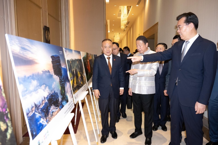 貴州省長李炳軍（右一）向泰方介紹貴州旅游資源。泰國中華總商會供圖