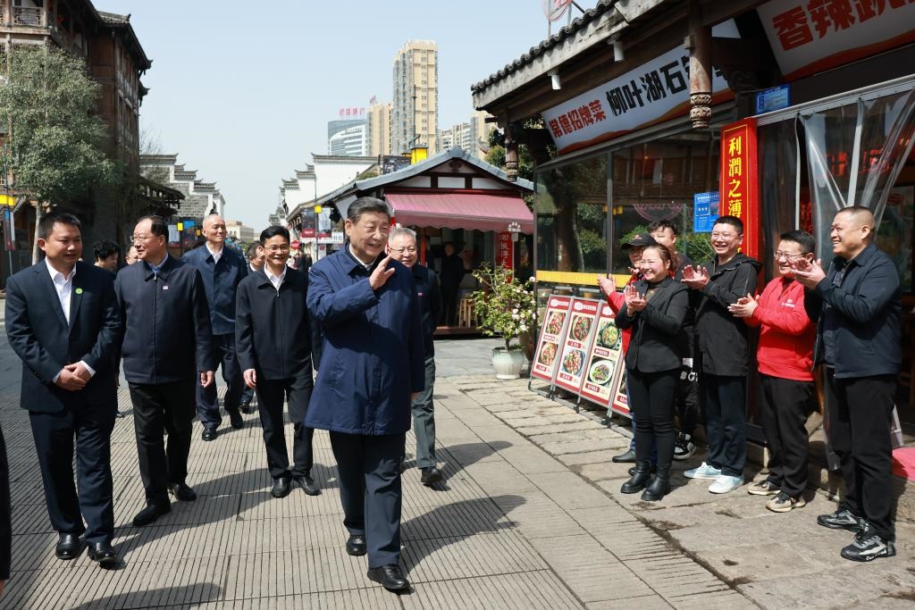 2024年3月19日上午，習(xí)近平總書記在湖南常德河街考察時，同店主和游客親切交流。新華社記者 王曄 攝