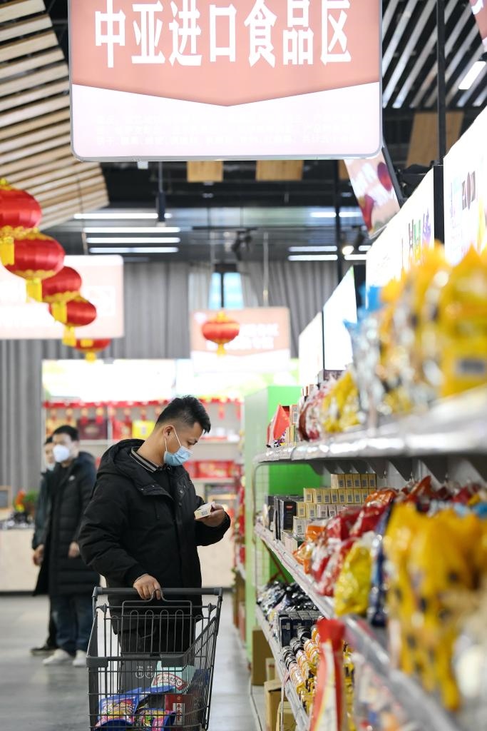 在位于西安浐灞國(guó)際港的愛菊健康生活體驗(yàn)館，消費(fèi)者挑選中亞進(jìn)口食品。新華社記者李一博 攝