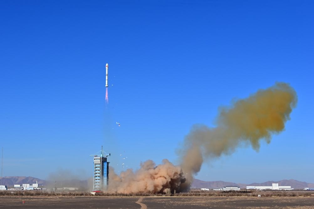 2023年12月4日，中國(guó)在酒泉衛(wèi)星發(fā)射中心使用長(zhǎng)征二號(hào)丙運(yùn)載火箭，成功將援埃及二號(hào)衛(wèi)星發(fā)射升空，衛(wèi)星順利進(jìn)入預(yù)定軌道，發(fā)射任務(wù)獲得圓滿成功。新華社發(fā)（汪江波 攝）