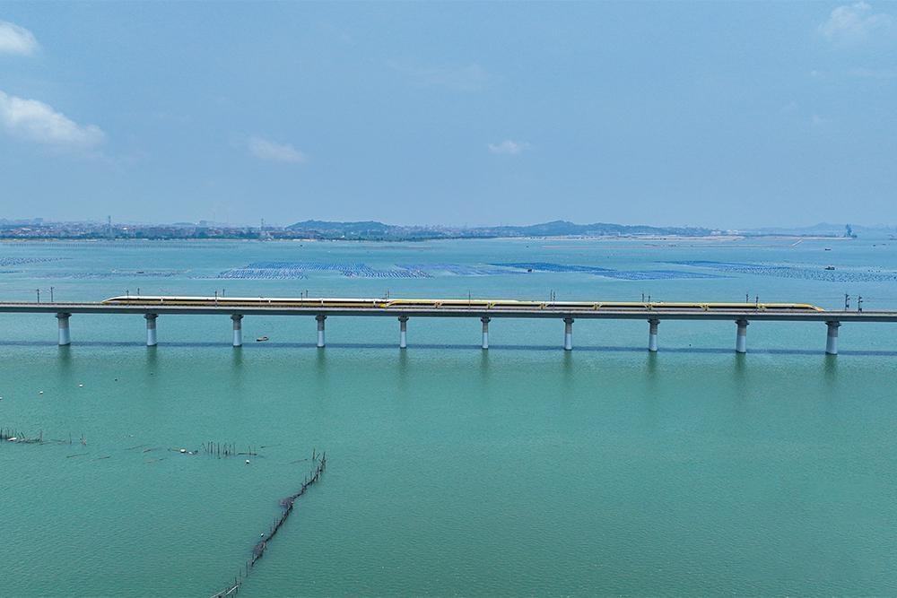 △2023年6月28日，CR450動車組試驗列車在湄洲灣跨海大橋交會運行，單列最高運行時速達到453公里。