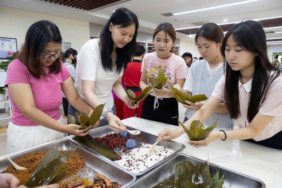 2024年6月1日，海峽兩岸青年學(xué)生在華東師范大學(xué)包粽子、做香囊，體驗(yàn)傳統(tǒng)文化。