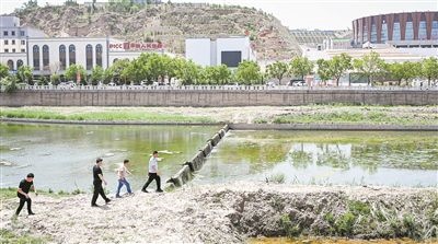  工作人員在內(nèi)蒙古呼和浩特市清水河縣城關(guān)鎮(zhèn)清水河河道巡查。新華社記者 貝赫攝