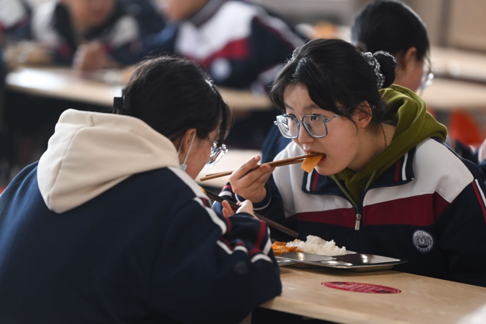 2023年2月23日，果洛西寧民族中學學生在食堂吃午飯。