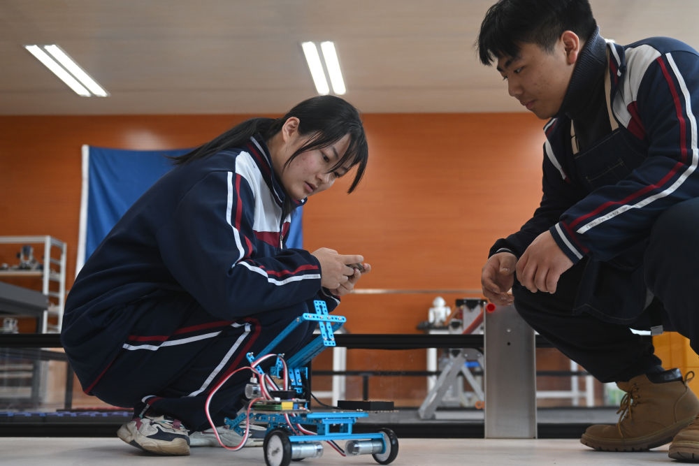 2023年2月23日，果洛西寧民族中學學生在機器人教室內操作自己組裝的機器人。