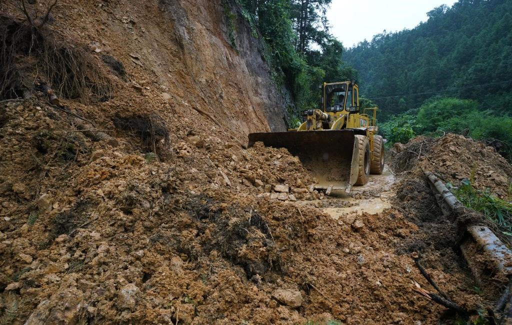 6月18日，在廣西融水苗族自治縣融水鎮(zhèn)新安村，一臺推土機(jī)在清理塌方路段。新華社發(fā)（龍林智攝）