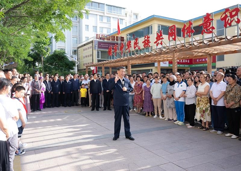 2024年6月19日，習(xí)近平總書記在寧夏銀川市金鳳區(qū)長(zhǎng)城花園社區(qū)考察時(shí)，同社區(qū)居民親切交流。