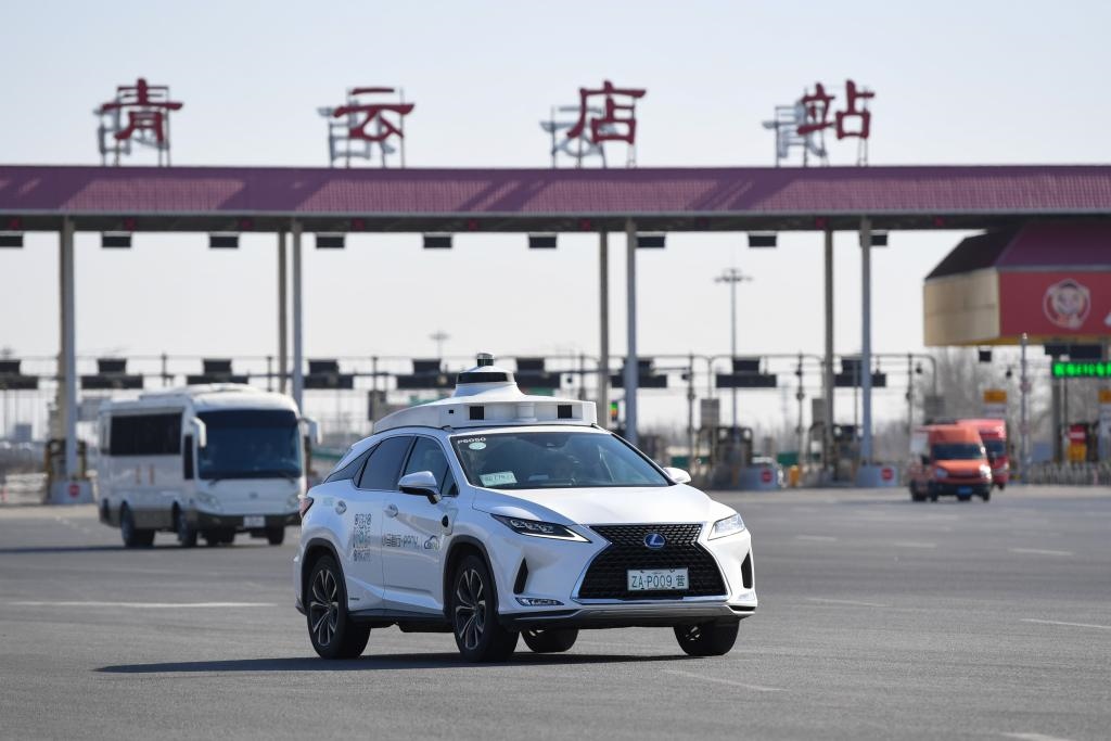 一輛自動駕駛車行駛在北京大興國際機(jī)場到亦莊的自動駕駛線路上（2024年3月1日攝）。新華社記者 鞠煥宗 攝