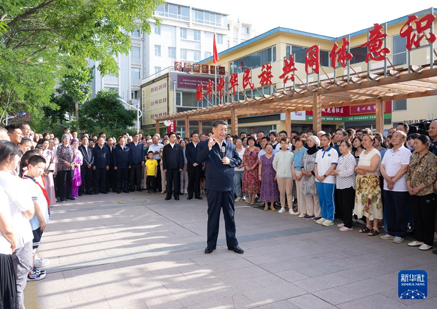 6月19日下午，習(xí)近平總書記在銀川市金鳳區(qū)長城花園社區(qū)考察時(shí)，同社區(qū)居民親切交流。