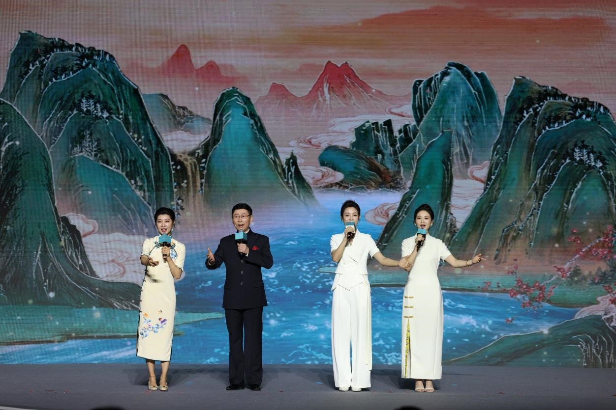 國家一級演員、京劇表演藝術(shù)家王平（左二），國家一級演員、南京藝術(shù)學院教授單雯（左一），浙江小百花越劇團青年演員陳麗君（右二）、何青青（右一）同臺唱響千年運河情。