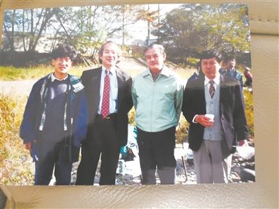 薛其坤（左一）在日本求學期間與導師櫻井教授合影。受訪者供圖