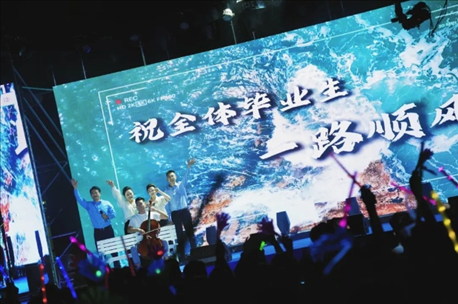 歌曲《祝你一路順風(fēng)》演出現(xiàn)場(chǎng)。供圖：日照職業(yè)技術(shù)學(xué)院